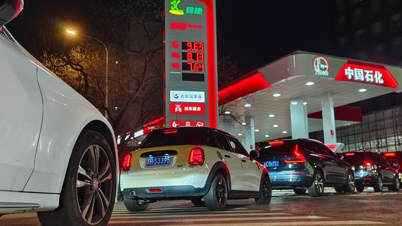 加油站排队100多米,再打钱包就撑不住了